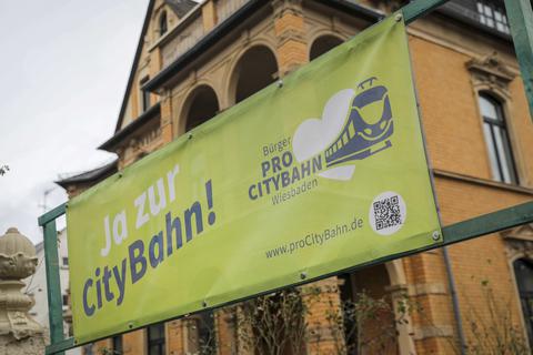 Auch mit Plakaten hatte die BI in Wiesbaden für das Projekt City-Bahn geworben. Archivfoto: Lukas Görlach