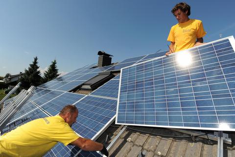 Wer ein Grundstück von der Stadt kaufen will, der muss sich künftig zum Bau einer Solaranlage verpflichten. Archivfoto: dpa