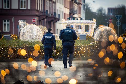 Zwei Polizisten kontrollieren auf dem Wiesbadener Luisenplatz, ob die Maskenpflicht eingehalten wird. Foto: Lukas Görlach
