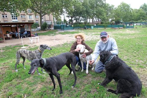 Katja Wittwer und Harald Lebien sind die Vorsitzenden des Vereins Stadthunde Mainz-Wiesbaden, der die Hundespielwiese betreut.