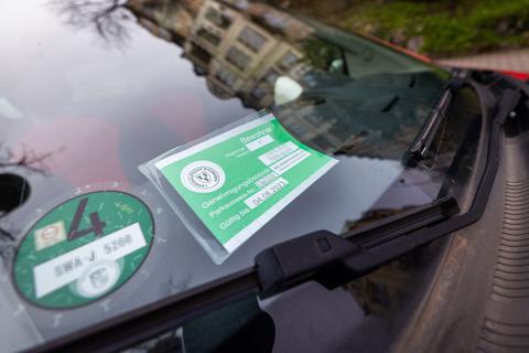 Künftig sollen Bewohner auch in Parkscheinbereichen parken können.