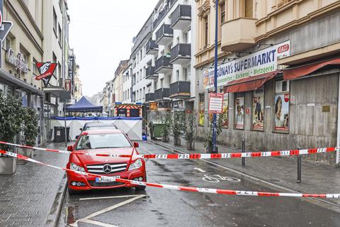 Die abgesperrte Wellritzstraße: Hier ist es am frühen Montagmorgen zu den tödlichen Schüssen gekommen.  Foto: René Vigneron