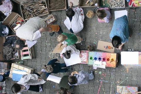 Die Jugendkunstschule „Kunst-Koffer“ kommt mit Werkzeug, Bastelmaterial und Farbe zu den Kindern. Archivfoto: Ludmila Lorenz