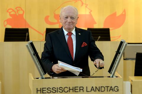 Horst Klee (CDU), der am 17. Januar aus dem Landtag ausschied, steht zu Beginn der konstituierenden Sitzung des Landtags als  Alterspräsident am Rednerpult. Foto: dpa