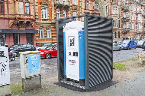 Bisher nur ein „Prototyp“: Die mobile Toilette mit Einhausung steht in der Rheinstraße gegenüber der Ringkirche.                  Archivfoto René Vigneron