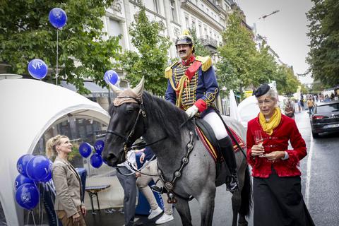 Der Kaiser reitet zum Festauftakt auf einem Mugesen durch die Taunusstraße. Das beliebte Wiesbadener Straßenfest ist noch bis einschließlich Sonntag geöffnet. 