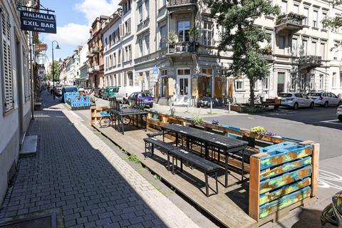 In der Nerostraße sind die Parklets für die Außengastronomie zum festen Bestandteil avanciert.