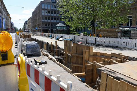 Diese Baustelle in der Bahnhofstraße ist zwar mittlerweile geschlossen. Aber demnächst geht es an der Kreuzung zur Rheinstraße weiter. Foto: René Vigneron