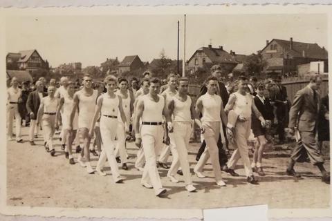 Die Turner der TG beim Festzug anlässlich des 100-jährigen Bestehens 1948. TG Schierstein