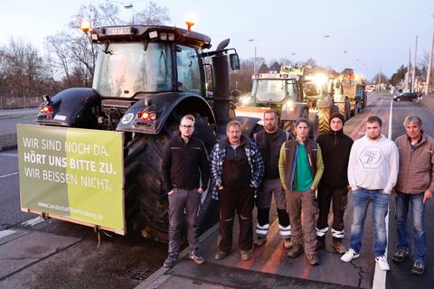 Einige Landwirte versammelten sich am Mittwoch an zentralen Punkten in Wiesbaden.  Foto: Sascha Kopp 