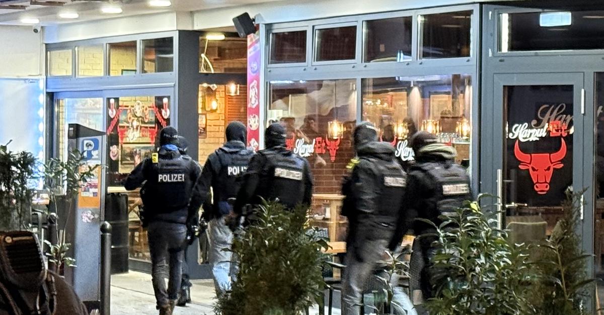 Polizeieinsatz-in-der-Wellritzstra-e-Hausdurchsuchung-l-uft