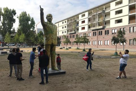 Die Erdogan-Statue in Wiesbaden. Foto: Olaf Streubig