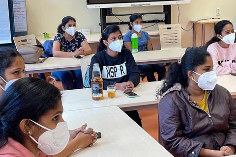 Pflegekräfte aus Indien sollen dem leer gefegten Arbeitsmarkt entgegenwirken.  Foto: Helios-HSK