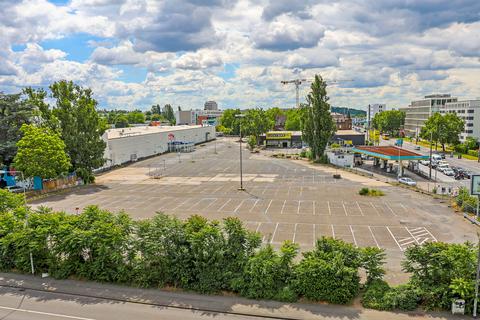Auf dem Parkplatz des ehemaligen Real-Marktes in der Mainzer Straße in Wiesbaden wird Eswe Verkehr zunächst bis zu 13 Fahrzeuge abstellen können. Foto: René Vigneron