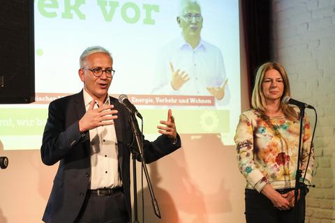 Hessens Wirtschaftsminister Tarek Al Wazir (Grüne) und Christiane Hinninger, die für die Grünen ins Rennen um den Oberbürgermeister-Posten geht, trafen im vollbesetzten „Studio ZR6“ auf ein fragefreudiges Publikum. Foto: René Vigneron