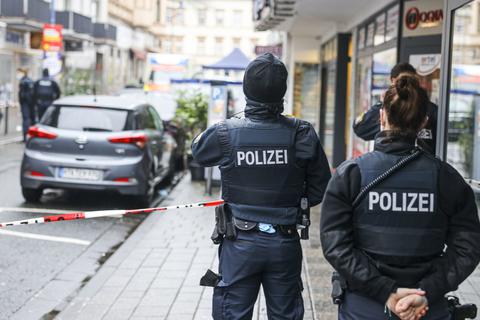 Nach dem Gewaltverbrechen in Wiesbaden hat die Polizei die Wellritzstraße abgeriegelt. Foto: René Vigneron