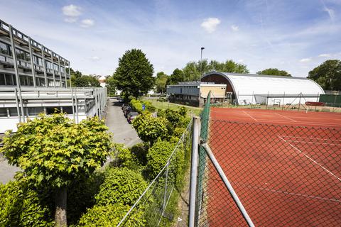 Da, wo jetzt noch Tennisplätze sind, wird das Parkhaus Klarenthaler Straße entstehen. Foto: Tim Würz
