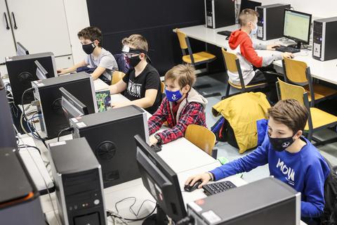 Nur noch mit Maske: Die Oranienschule in Wiesbaden, hier ein Foto aus der Computer-AG, ist digital gut ausgestattet.   Foto: René Vigneron