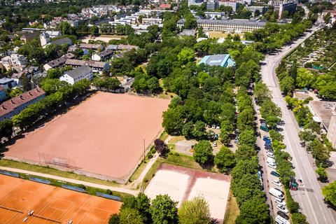 Auf dem Gelände am 2.Ring soll der Sportpark Rheinhöhe mit Schwimmbad, Eislauf- und Rollschuhbahn sowie Wettkampfräumen entstehen.             Foto: Lukas Görlach