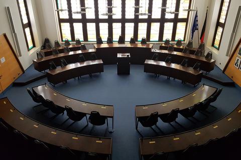 Sitzungssaal der Stadtverordnetenversammlung Wiesbaden. Foto: Stadt Wiesbaden