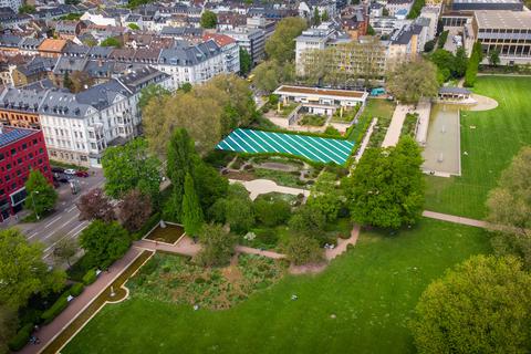 Auf dem grün markierten und schraffierten Areal wird voraussichtlich ab Herbst 2023 der erste Wiesbadener Wasserspielplatz gebaut.  Foto: Lukas Görlach, Bearbeitung:VRM