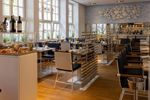Ins Hansa-Hotel in der Wiesbadener Bahnhofstraße ist ein neues Fischrestaurant eingezogen – und serviert ausgefallene Gerichte.               Foto: Jörg Halisch