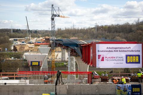 Der Brückenschlag wird vollendet: 4. und letzter Vorschub des Überbaus der Salzbachtalbrücke, südliches Brückenbauwerk.