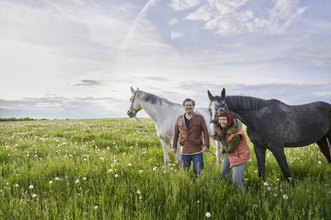 Das Gründerpaar Katharina Reitz und Joerg Mueller mit ihren Pferden Molly und Coco. 