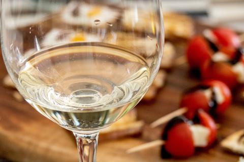 Neben ganz unterschiedlichen Weinen bieten viele Wiesbadener Weinbars auch kulinarische Highlights an.