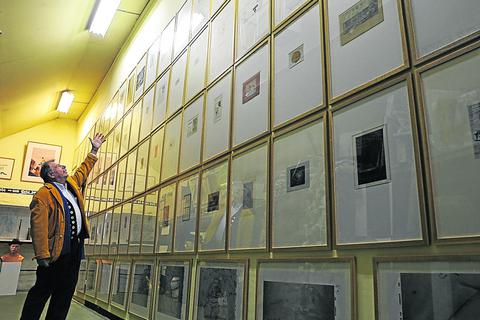 Der Erbenheimer Sammler Michael Berger vor einer Wand mit Beuys-Werken.