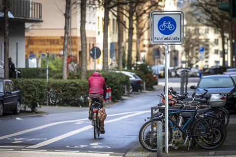 Nicht überall gibt es solche Fahrradstraßen wie in der Goebenstraße und der Bertramstraße. Oft müssen sich Fahrradfahrer die Fläche mit anderen Verkehrsteilnehmern teilen.        