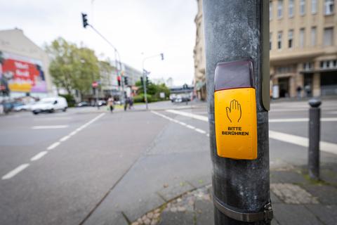 Künftig sollen in Wiesbaden auch Ampelanlagen auf ihre Fußgängerfreundlichkeit geprüft werden.