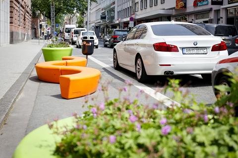 Sitzgelegenheiten wie hier in der benachbarten Moritzstraße sollen künftig auch in der Gerichtsstraße für eine verbesserte Aufenthaltsqualität sorgen. Foto: Sascha Kopp