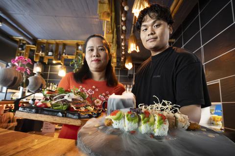 Thi Thuy Nga Do (Mutter) und Tuan Nguyen (Sohn) präsentieren einige typische Köstlichkeiten des „Viethouse“.