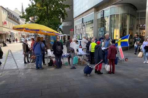 Samstags in der Fußgängerzone: Beim „Bürgerdialog“ verbreiten die „Querdenker“ ihre Sicht der Dinge.  Foto: Wolfgang Degen