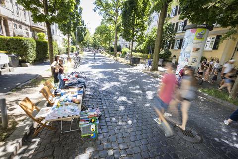 Flohmarktstände statt parkender Autos – so sah der Superblock Sonntag im vergangenen Sommer in Wiesbaden aus.