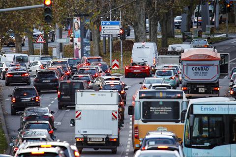 Stau in der Stadt entsteht vor allem auch wegen der Autofahrer, die die Stadt auf dem Weg zur Arbeit an einem anderen Ort durchqueren, aber auch wegen der Pendler, die regelmäßig zur Arbeit nach Wiesbaden kommen. Archivfoto: Sascha Kopp