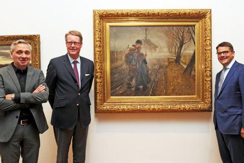 Kurator Dr. Peter Forster, Prof. Jan Hegemann und Kunstminister Boris Rhein mit dem Gemälde von Fritz von Uhde. Foto: wita/Paul Müller 