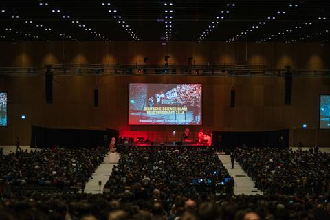 Rund 5000 Besucher kamen zur deutschen Science-Slam Meisterschaft ins Rhein-Main-Congress-Center. Foto: Nico Neithardt
