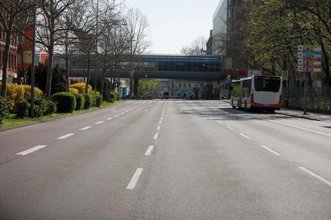 Leere Straßen in Wiesbaden: Die Folgen der Corona-Auflagen sind in sämtlichen Lebensbereichen spürbar. Foto: Lukas Görlach