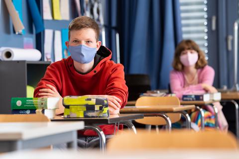 An Wiesbadens Schulen gelten unterschiedliche Regeln in Bezug auf das Maskentragen. Archivfoto: dpa