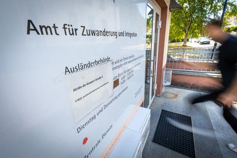 Eine wichtige Anlaufstelle für Geflüchtete ist die Ausländerbehörde, in  Aufenthaltstitel erhalten.