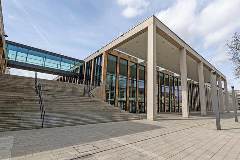 Das Rhein-Main-Congress-Center (RMCC) wird als eine mögliche Public Viewing-Stätte für Dienstagabend diskutiert.