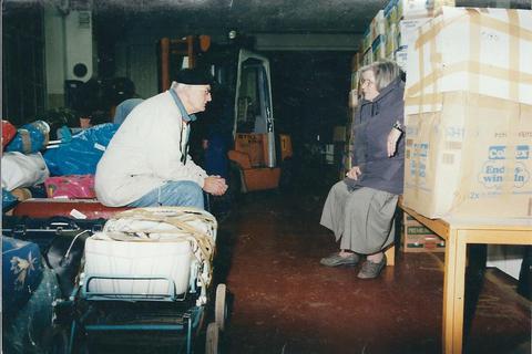 Maria von Pawelsz-Wolf (rechts) bei einer der Hilfslieferungen nach Kamenez-Podolski. Foto: Pawelsz-Wolf