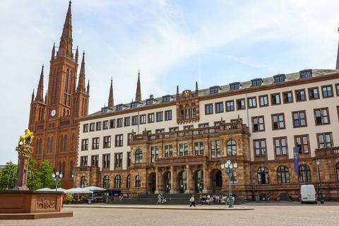 Das Wiesbadener Rathaus: Hier werden wichtige Entscheidungen auf Stadtebene gefällt. Foto: René Vigneron