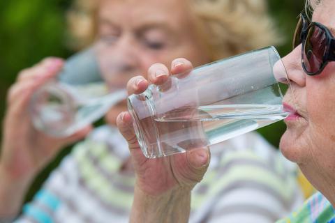 Viel Wasser zu trinken ist im Sommer wichtig - besonders für ältere Menschen. Sie haben oft kein besonderes Durstempfinden, müssen aber häufig Entwässerungsmedikamente nehmen. Archivfoto: epd