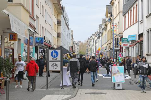 Die Wellritzstraße in Wiesbaden ist nun ein Jahr lang eine Fußgängerzone. Foto: René Vigneron