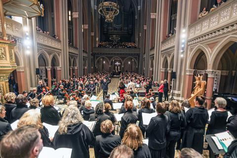 Großes Finale in der Marktkirche. Mit einem gemeinsamen „O du fröhliche“ stimmen Musiker und Konzertbesucher auf die Weihnachtszeit ein. 