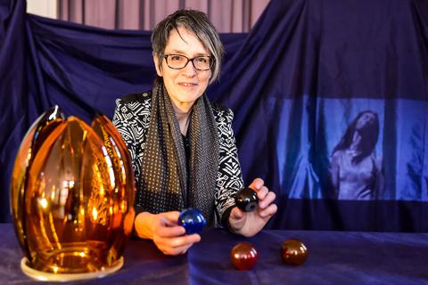 Sonja Toepfer im Gemeindehaus von St. Bonifatius mit einer ihrer Urnen – und verschiedenen Farbproben. Foto: Volker Watschounek