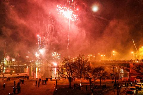 Silvester in Wiesbaden: Feuerwerk über dem Rhein bei Kastel. Viele Menschen haben hier den Jahreswechsel gefeiert.